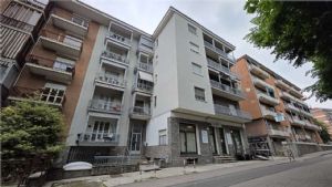 Ristrutturato a nuovo con doppio box auto