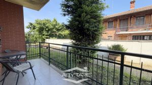 Appartamento piano terra con giardino e box auto doppio.