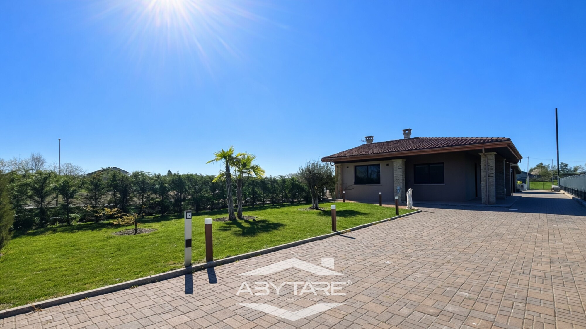 Casa indipendente su 4 lati con giardino e cortile privato