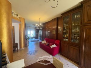 AMPIO QUADRILOCALE IN BUONO STATO INTERNO