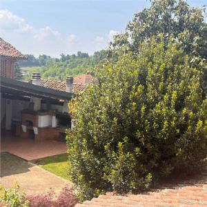 Cascina ex B&B ristrutturata con due unità abitative e oltre 26.000 mq di terreni