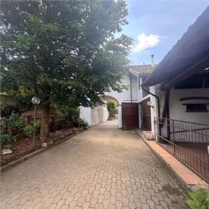 Cascina ex B&B ristrutturata con due unità abitative e oltre 26.000 mq di terreni