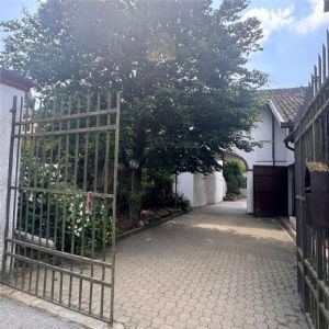 Cascina ex B&B ristrutturata con due unità abitative e oltre 26.000 mq di terreni