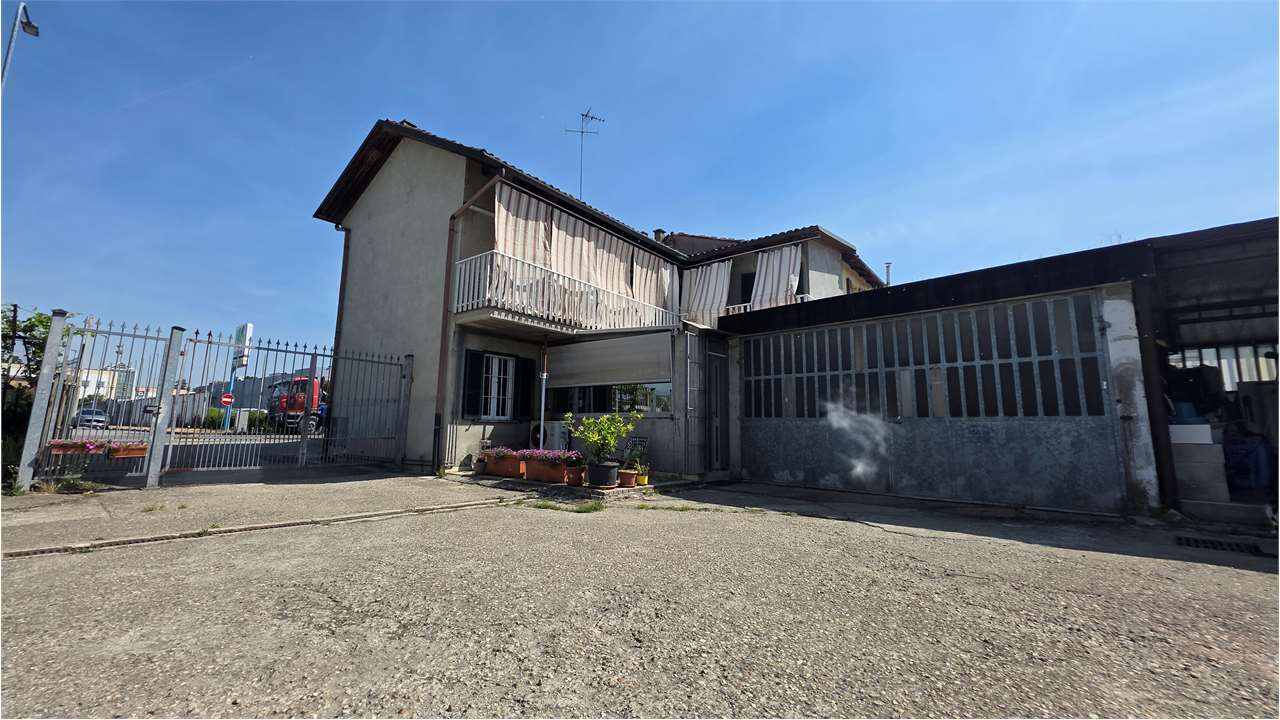 Casa libera su tre lati con cortile, garage doppio e terreno