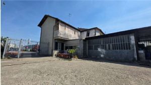Casa libera su tre lati con cortile, garage doppio e terreno