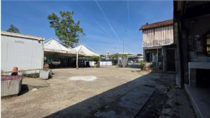Casa libera su tre lati con cortile, garage doppio e terreno