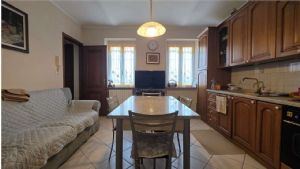 Casa libera su tre lati con cortile, garage doppio e terreno