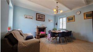 Casa libera su tre lati con cortile, garage doppio e terreno