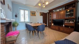 Casa libera su tre lati con cortile, garage doppio e terreno