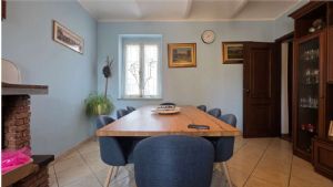 Casa libera su tre lati con cortile, garage doppio e terreno