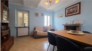 Casa libera su tre lati con cortile, garage doppio e terreno
