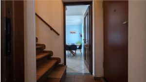 Casa libera su tre lati con cortile, garage doppio e terreno