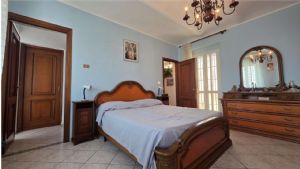 Casa libera su tre lati con cortile, garage doppio e terreno
