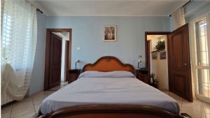 Casa libera su tre lati con cortile, garage doppio e terreno