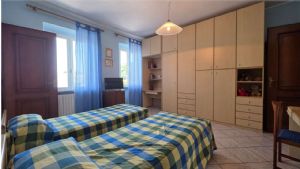 Casa libera su tre lati con cortile, garage doppio e terreno