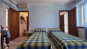 Casa libera su tre lati con cortile, garage doppio e terreno