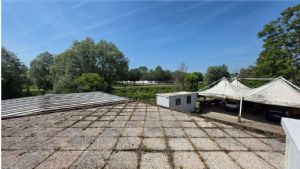 Casa libera su tre lati con cortile, garage doppio e terreno