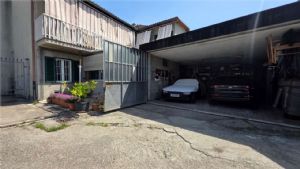 Casa libera su tre lati con cortile, garage doppio e terreno