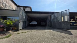Casa libera su tre lati con cortile, garage doppio e terreno