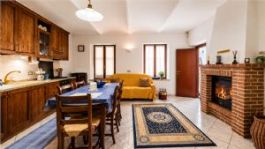 Casa ristrutturata libera su tre lati con cortile privato
