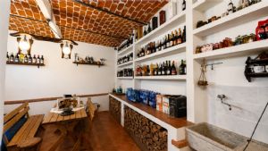 Casa ristrutturata libera su tre lati con cortile privato