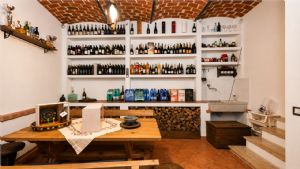 Casa ristrutturata libera su tre lati con cortile privato