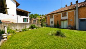 Casa ristrutturata libera su tre lati con cortile privato