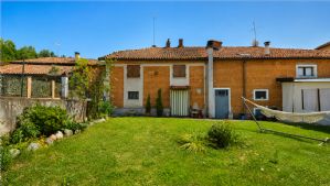 Casa ristrutturata libera su tre lati con cortile privato