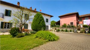 Casa ristrutturata libera su tre lati con cortile privato