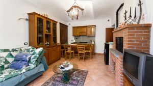 Casa ristrutturata libera su tre lati con cortile privato