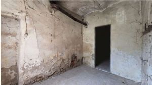 CASCINA DI TESTA LIBERA SU TRE LATI CON AMPIO TERRENO CONFINANTE – IMPORTANTE POTENZIALE DI RECUPERO