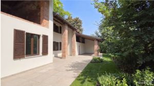 CASCINA DI TESTA LIBERA SU TRE LATI CON AMPIO TERRENO CONFINANTE – IMPORTANTE POTENZIALE DI RECUPERO