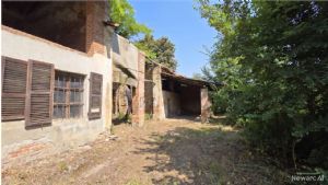 CASCINA DI TESTA LIBERA SU TRE LATI CON AMPIO TERRENO CONFINANTE – IMPORTANTE POTENZIALE DI RECUPERO