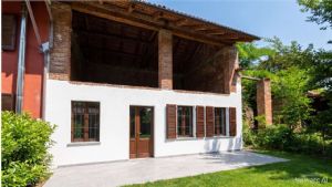 CASCINA DI TESTA LIBERA SU TRE LATI CON AMPIO TERRENO CONFINANTE – IMPORTANTE POTENZIALE DI RECUPERO