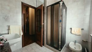 PENULTIMO PIANO CON TRIPLA ESPOSIZIONE, BOX AUTO E GRANDE LUMINOSITÀ