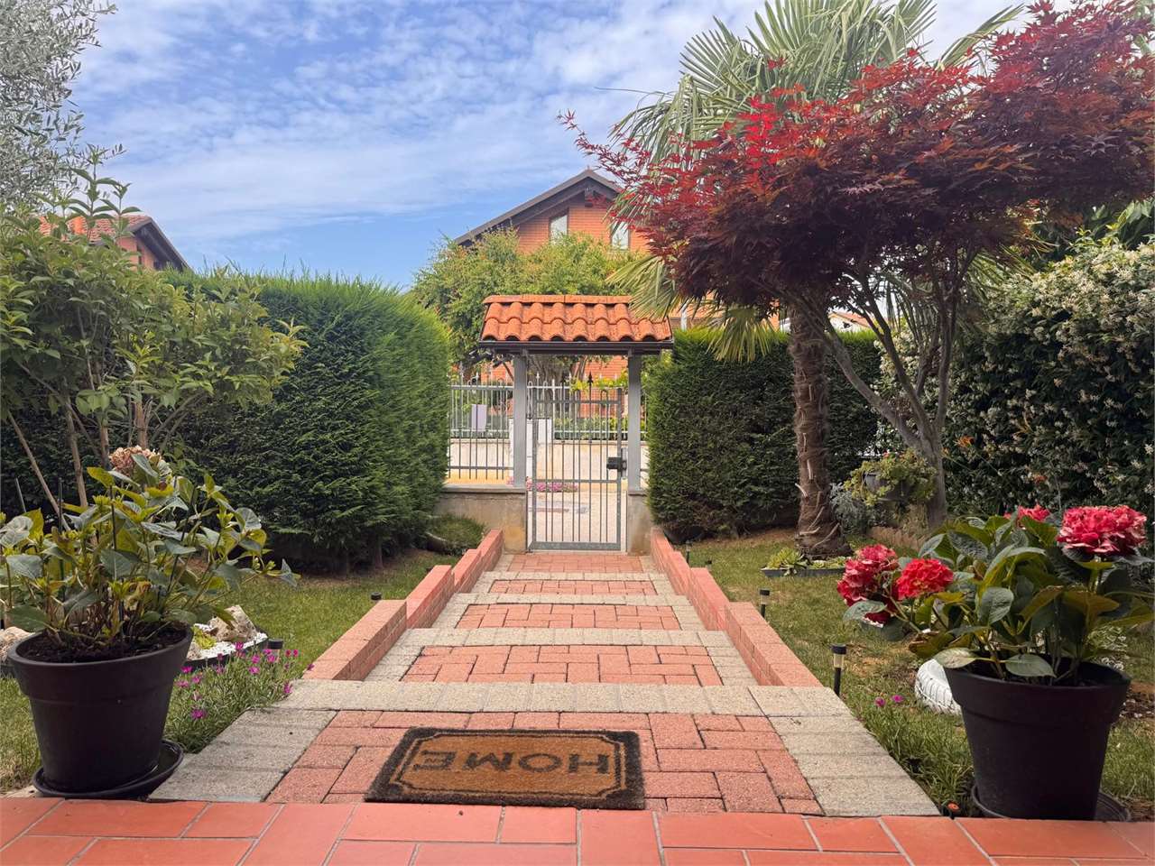 VILLA A SCHIERA LIBERA SU TRE LATI GIA' ARREDATA