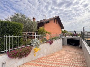 VILLA A SCHIERA LIBERA SU TRE LATI GIA' ARREDATA