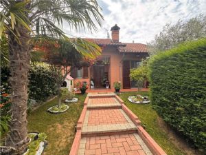 VILLA A SCHIERA LIBERA SU TRE LATI GIA' ARREDATA