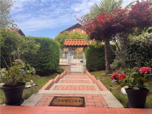 VILLA A SCHIERA LIBERA SU TRE LATI GIA' ARREDATA