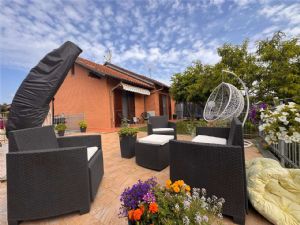 VILLA A SCHIERA LIBERA SU TRE LATI GIA' ARREDATA
