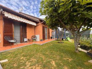 VILLA A SCHIERA LIBERA SU TRE LATI GIA' ARREDATA