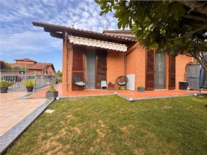 VILLA A SCHIERA LIBERA SU TRE LATI GIA' ARREDATA
