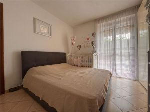VILLA A SCHIERA LIBERA SU TRE LATI GIA' ARREDATA