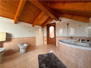 VILLA A SCHIERA LIBERA SU TRE LATI GIA' ARREDATA