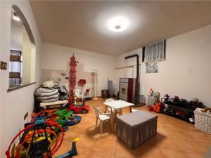 VILLA A SCHIERA LIBERA SU TRE LATI GIA' ARREDATA