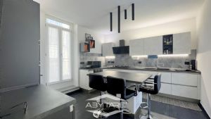 Casa semindipendente con cortile privato, box auto e  magazzino