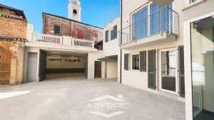 Casa semindipendente con cortile privato, box auto e  magazzino