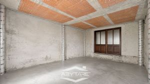 Casa semindipendente con cortile privato, box auto e  magazzino