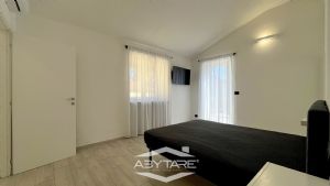 Casa semindipendente con cortile privato, box auto e  magazzino