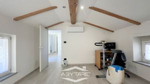Casa semindipendente con cortile privato, box auto e  magazzino